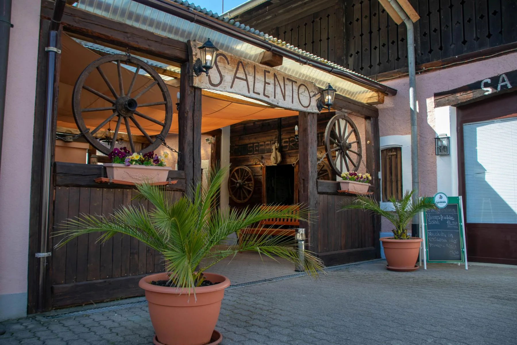 Eingang des Ristorante Pizzeria Salento in Lörrach-Haagen
