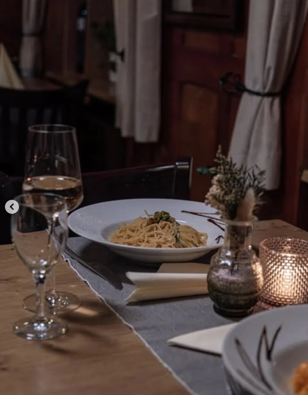 Pasta auf einem gedeckten Tisch im Restaurant